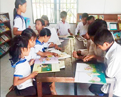 本や文具用品も定期的に提供